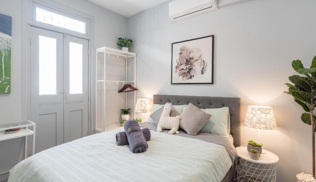 Cozy 3BR Getaway 1MinWalkToTrain Bus Shopping Sleeps7