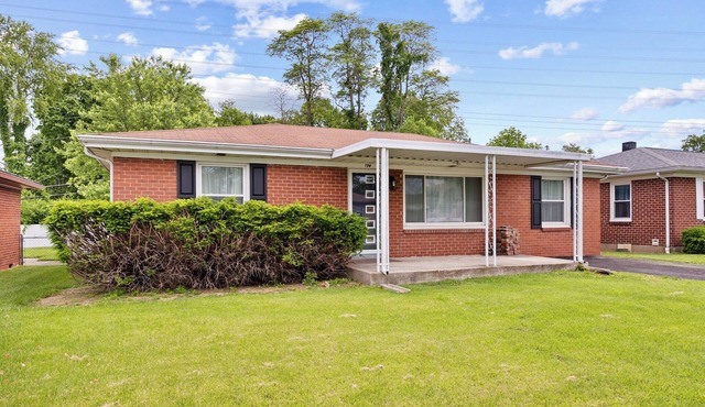 Cozy 3BR Getaway Pets OK + Fenced Yard