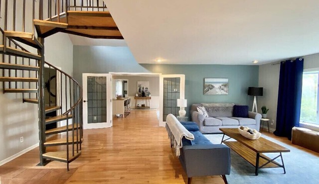 COZY 3BR HARBOR HOUSE NEAR LAKE MICHIGAN, HUGE DECK AND YARD