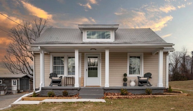 Cozy 3BR Home | *Central* | Smart TVs | Free WiFi