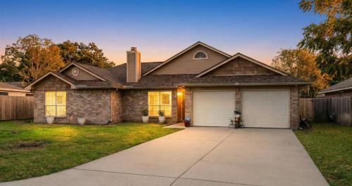 Cozy 3BR Home Escape, Modern & Serene