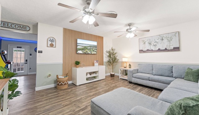 Cozy 3BR Home for 6 Game Room & Fire Pit · 5 Min to Downtown