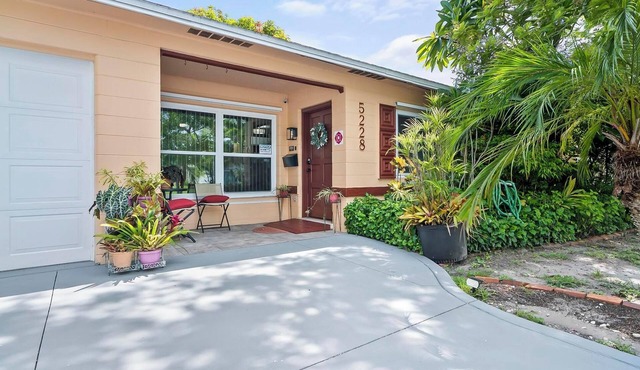 Cozy 3BR Home + Fully Fenced Yard in St. Pete