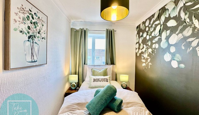 Cozy 3BR Home in St Helens w/Parking & Kitchen