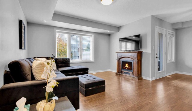 Cozy 3BR Home + Parking Near Kitchener Attractions