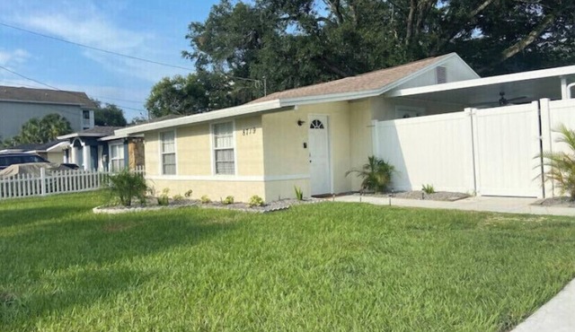 Cozy 3BR Home Steps from Busch Gardens with Private Parking & Spacious Yard
