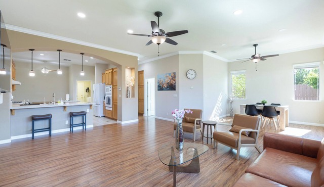 Cozy 3BR House: Family Friendly, Lovely Backyard, Fast WiFi, Free Parking