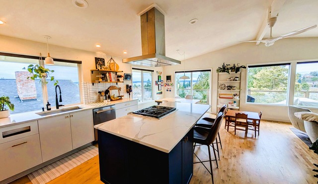 Cozy 3BR+ House with Water Views, 5 min to Transit & Dining, 15 min to Lumen!