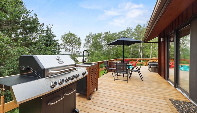 Cozy 3BR Lakefront Retreat Featuring Sauna, Hot Tub, Kayaks