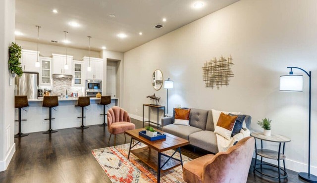 Cozy 3BR Luxury Townhome Near Uptown Skyline