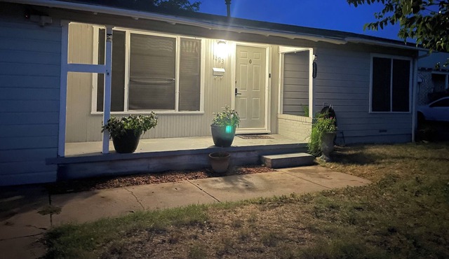 Cozy 3BR Near Restaurants & Shopping Area