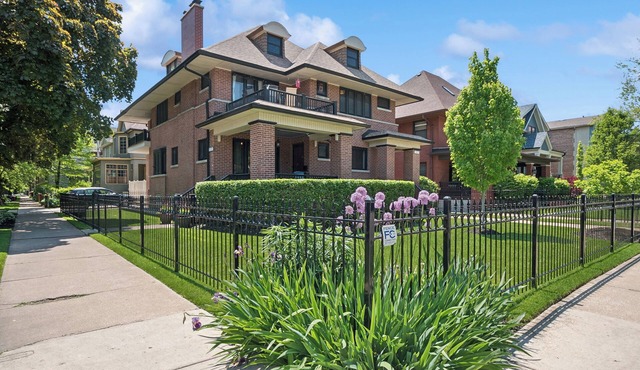 Cozy 3BR on Chicago's North Side & Free Parking On-premises!