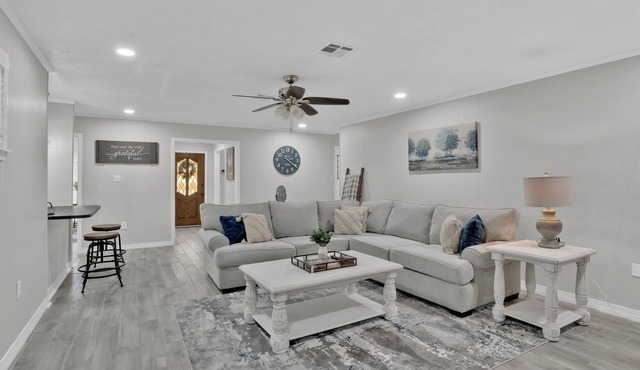 Cozy 3BR Retreat│ 11 min to Downtown│ Pet Friendly
