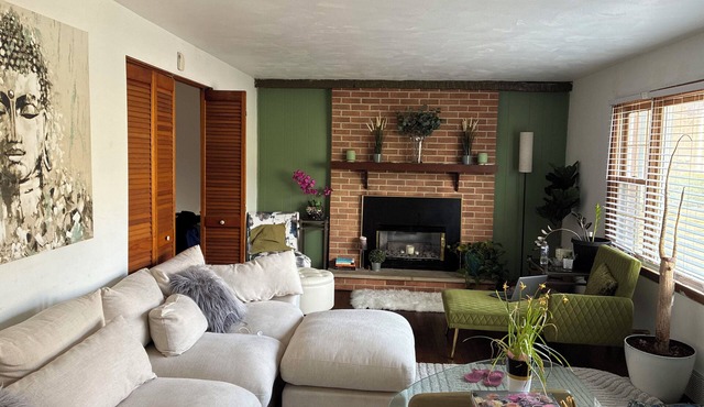 Cozy 3BR Retreat in Monroeville – 15 Miles from Pittsburgh