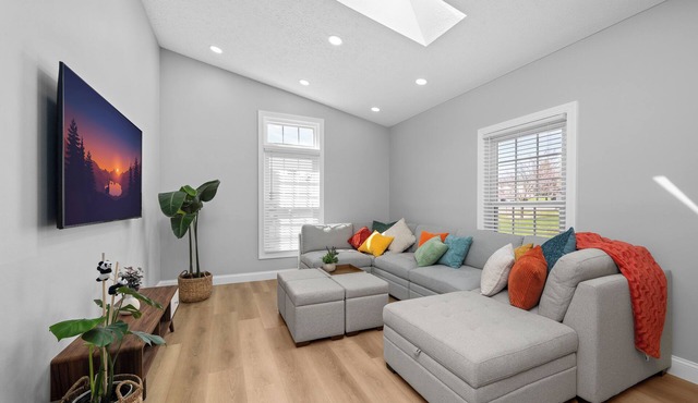 Cozy 3BR Retreat - Modern Finish & Great Location