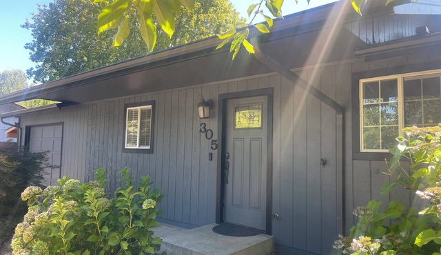 Cozy, 3BR retreat near Freeway, Fishing & Golfing