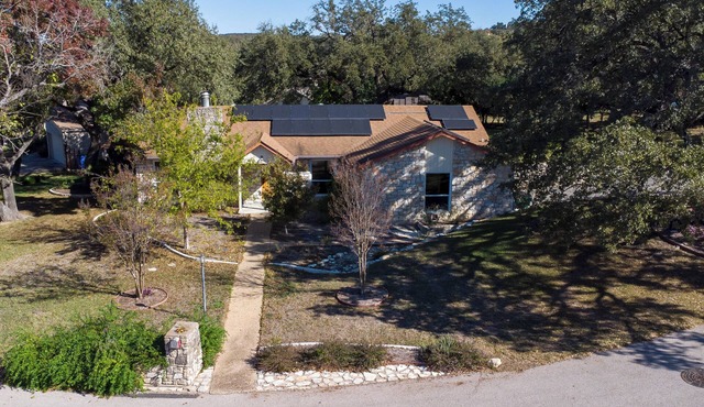 Cozy 3BR Retreat Near Lake Travis!