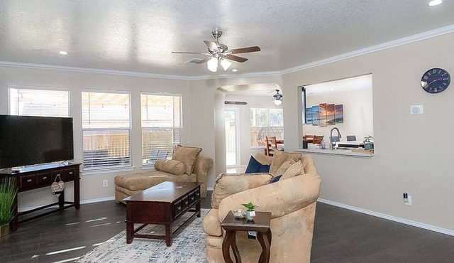 Cozy 3BR Retreat w/Amazing Outdoor Deck Near Randolph AFB & JBSA Ft. Sam Houston