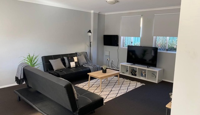 Cozy 3BR Townhouse in Liverpool CBD with AC & dedicated underground parking spot