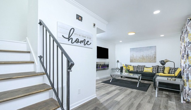 Cozy 3BR Townhouse Minutes from Downtown & Airport