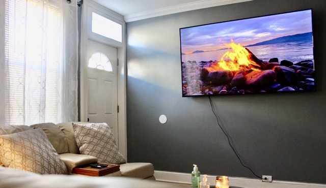 COZY 3BR Townhouse with HOT TUB! Free Disney+ &Netflix!