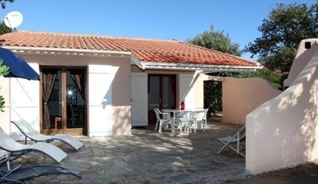 Cozy 3BR Villa, 200m from Santa-Giulia Beach, Sleeps 8, AC, BBQ, Parking Included