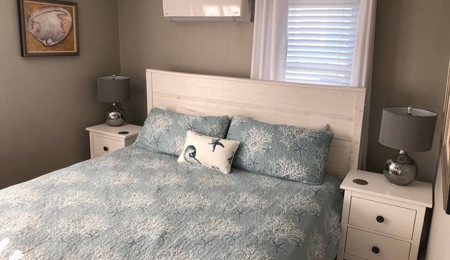 Cozy 3BR w/King Bed. Renovated Bath. Walk to beach, town, shopping & restaurants