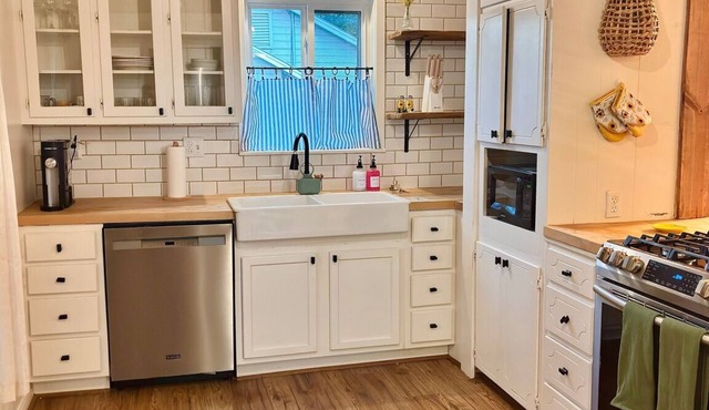 Cozy 3BR Waco Retreat Pet Friendly Fire Pit & Fully Stocked Kitchen