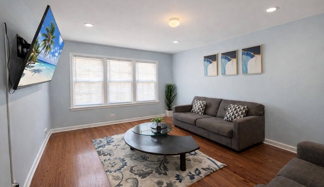 Cozy 3BR with Parking Easy Access Lake Shore Dr