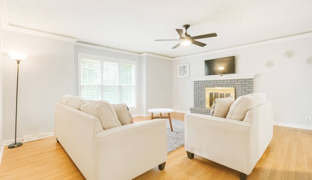 Cozy 3BR2.5 BA House by Legends Sleeps 8, 5 beds