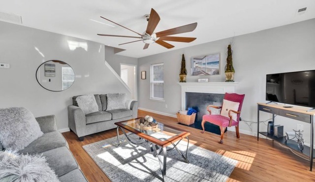 Cozy 4/3 Home, mins-Hospitals + Remote Workspace