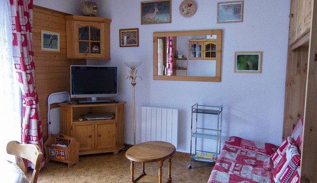 Cozy 4-6 Person Apartment in Village Center - 2 Bedrooms, Steps from Skiing