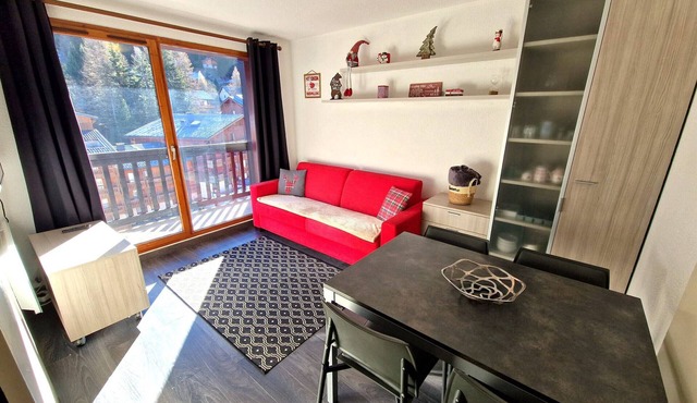 Cozy 4-6 Person Apartment in Ski Resort Center with Balcony and Modern Amenities