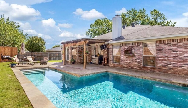Cozy 4 bd home W/Pool and Garage In Burleson
