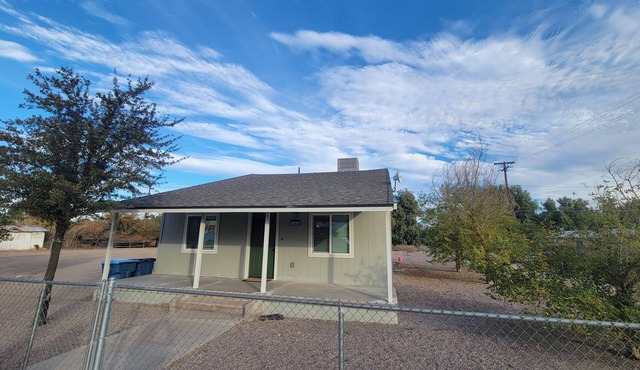 Cozy 4 bdrm. 5 minutes from the Colorado River. Family Friendly