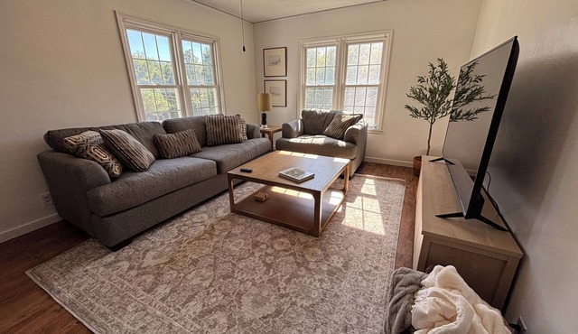 Cozy 4-bed 2-bath in Sioux City: Perfect for families or co-workers