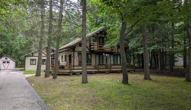 Cozy 4 bed/3 bath House in Michaywe w/pool access firepit/grill/EV charging
