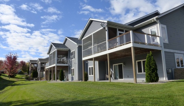 Cozy 4+ Bed 3 Bath Screened in Porch, Fire Pit, yard games - 19 min to Madison