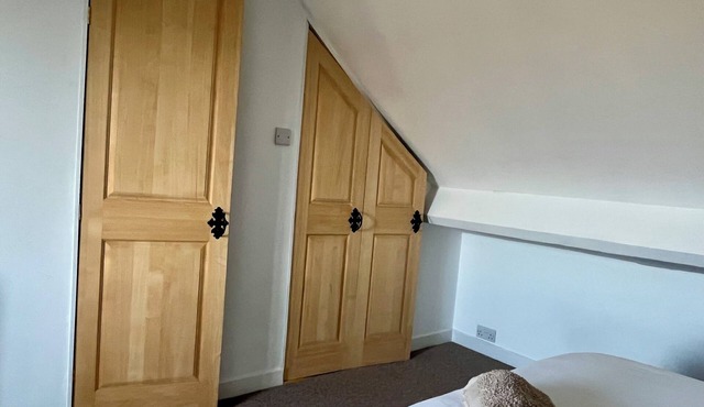 Cozy 4 bed house in Staple Hill, Bristol for 5. Free Off road parking. Internet.