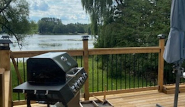 Cozy 4 bed room waterfront Pigeon Lake Cottage