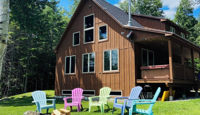 Cozy 4-bedroom cabin with views of Saddleback mountain- WiFi plus an EV charger