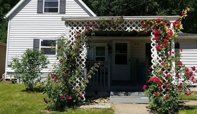 Cozy 4 bedroom 1.5 bath home. Walking distance from downtown. Pet friendly
