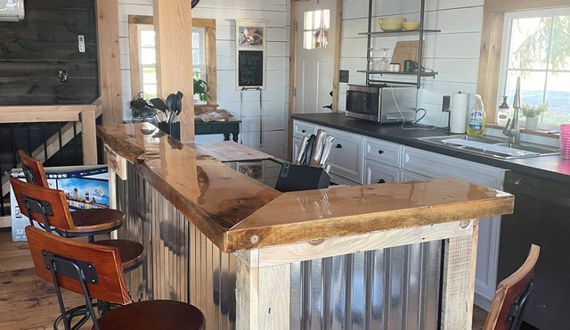 Cozy 4-bedroom 2 bathroom cabin in peaceful Crown Point on Lake Champlain.