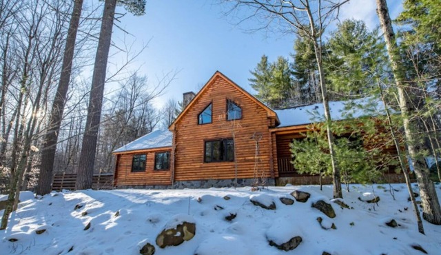Cozy 4 Bedroom Adirondack Log Cabin
