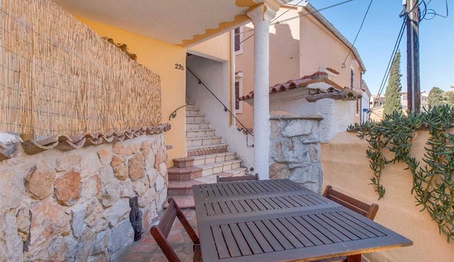 Cozy 4-bedroom Apartment for 8, Pet-friendly with Two Parking Spaces