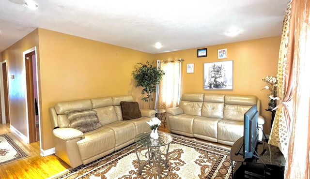 Cozy 4-bedroom, bathrooms, Free Parking