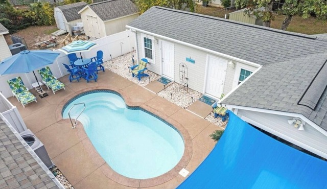 Cozy 4 Bedroom beach bungalow with private HEATED pool & golf cart.