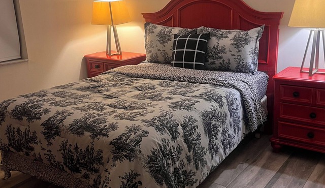 Cozy 4-bedroom bed & breakfast in tranquil Lauderhill with AC