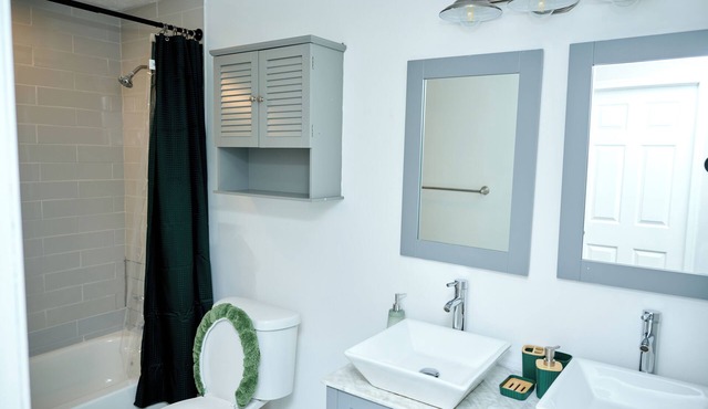 Cozy 4-bedroom bungalow with AC, fitness room near DC