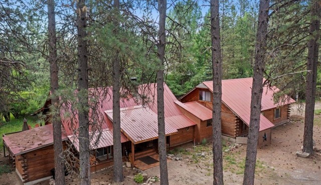 Cozy 4-bedroom cabin with WiFi, AC in charming Garden Valley